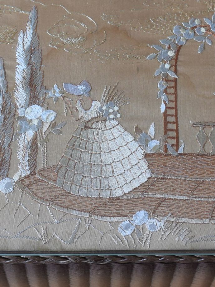 ロイドルームボックスのガラス天板の下