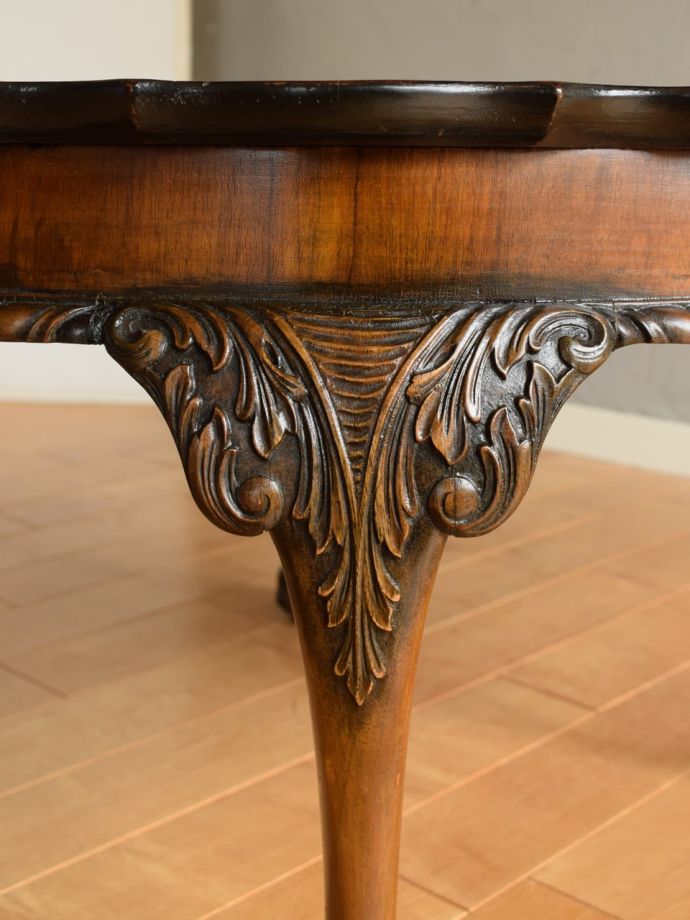 英国アンティーク家具らしい装飾