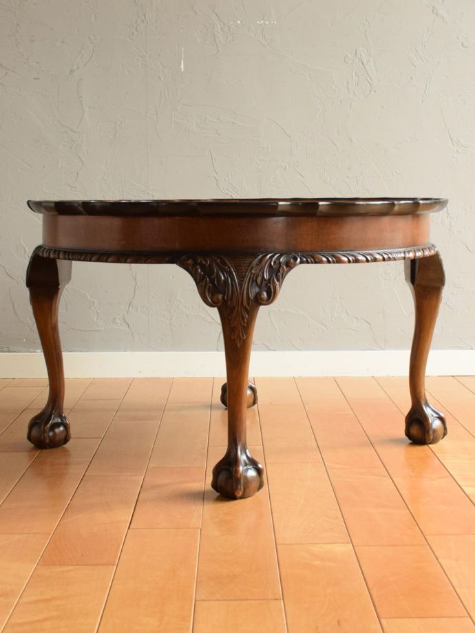 コーヒーテーブルの後ろ姿