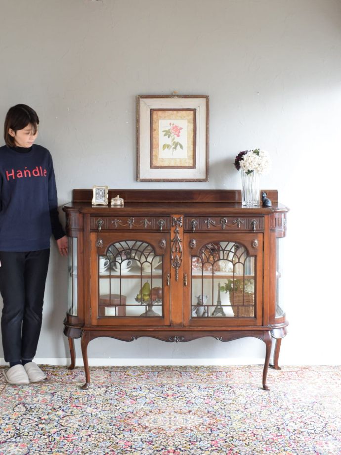 英国アンティークのキャビネット
