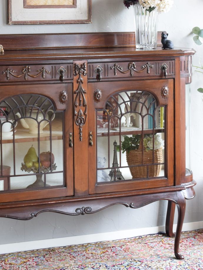 ステンドグラスの扉が美しいキャビネット