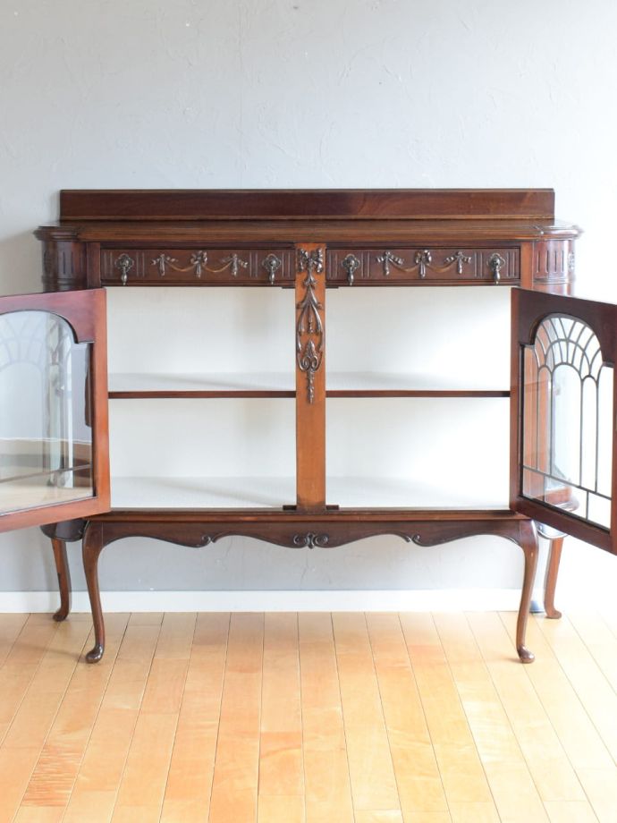 キャビネットの扉の中