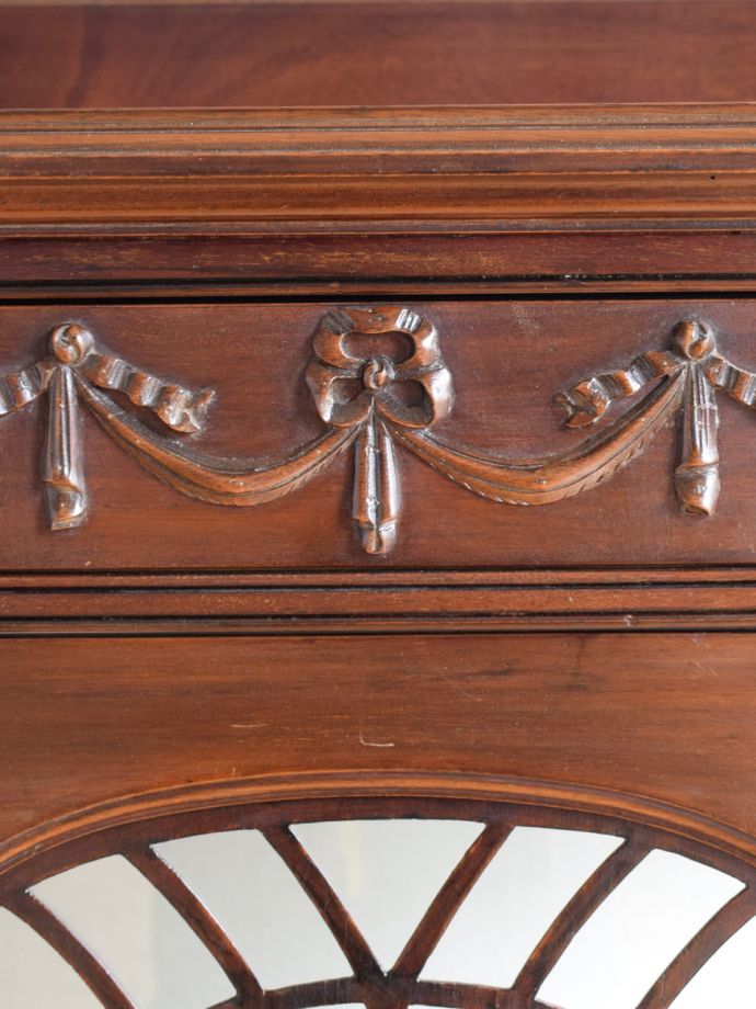 キャビネットの華やかな装飾