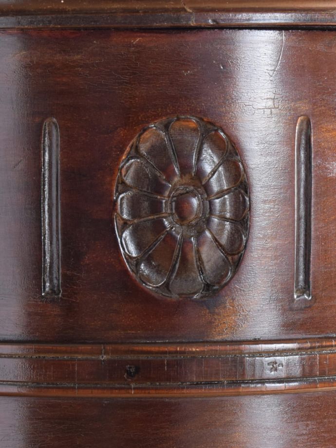 アンティーク家具らしい装飾