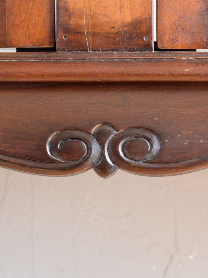 アンティーク家具らしい装飾