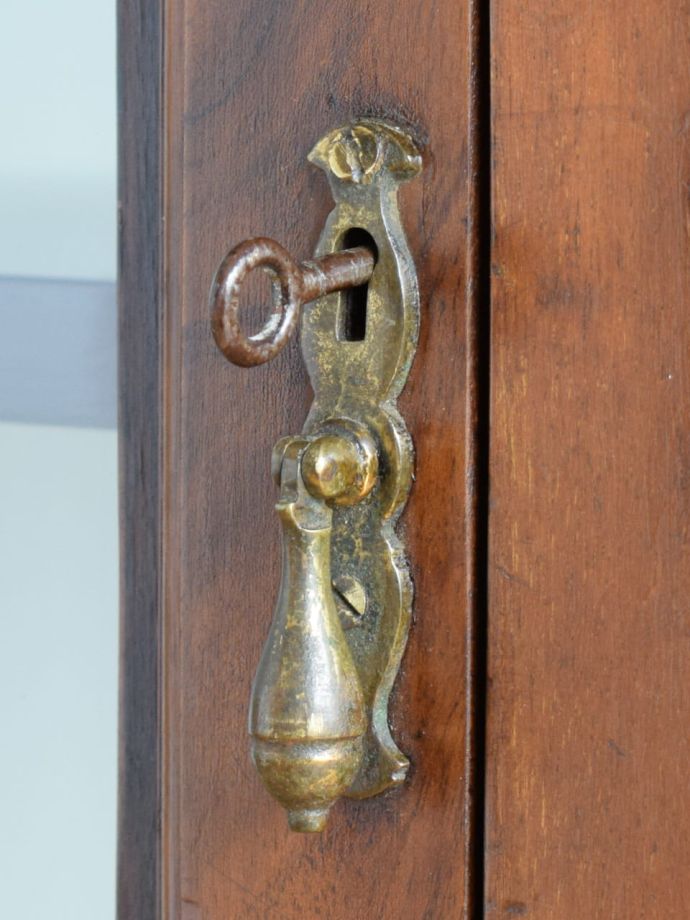 アンティーク家具の取っ手と鍵