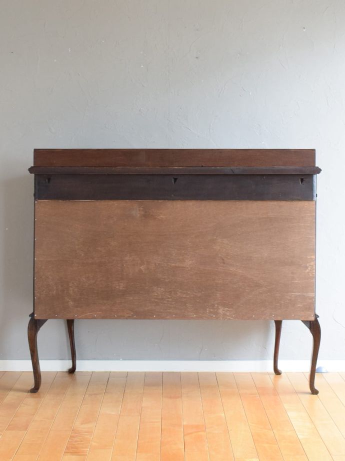 キャビネットの後ろ姿