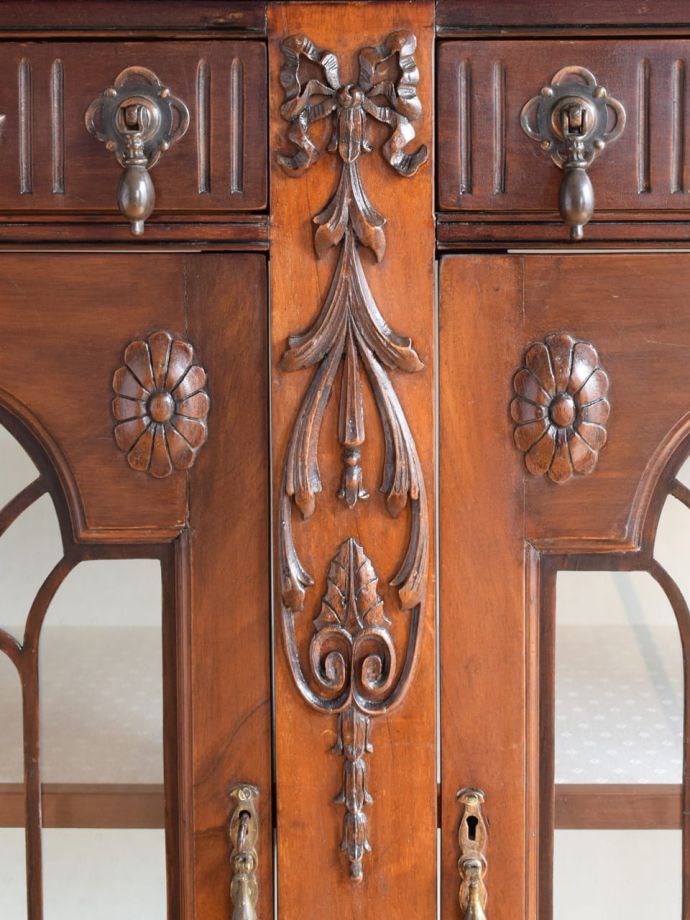 英国アンティーク家具らしい彫