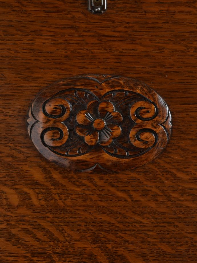アンティーク家具の彫り