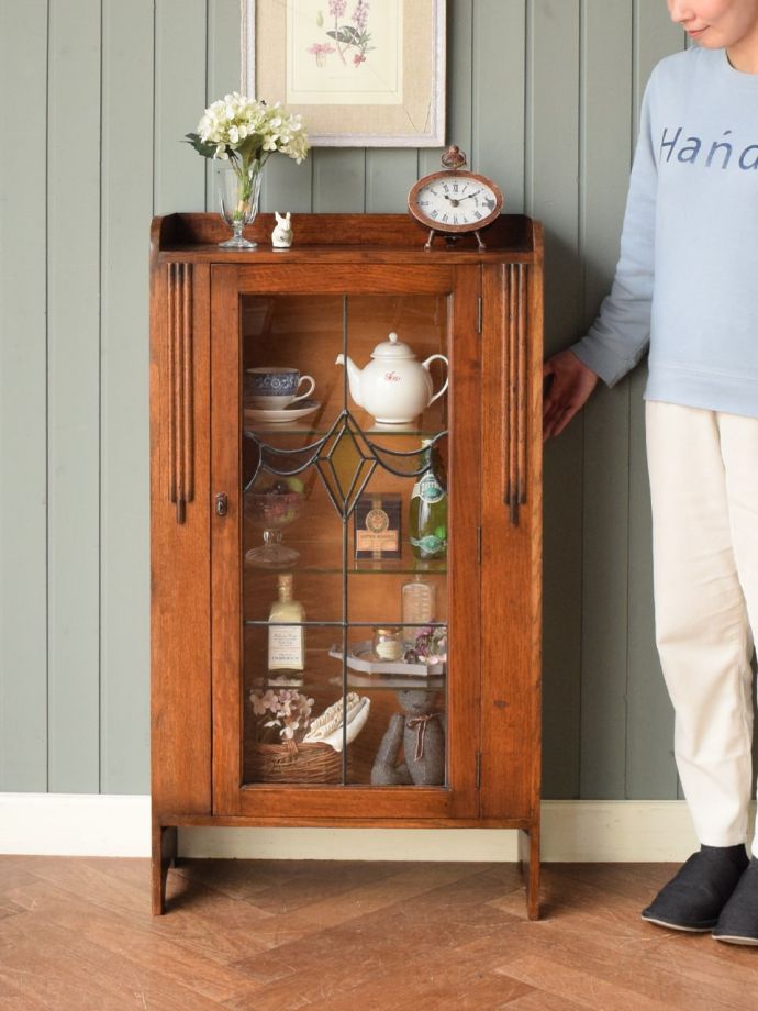 英国アンティークのガラスキャビネット