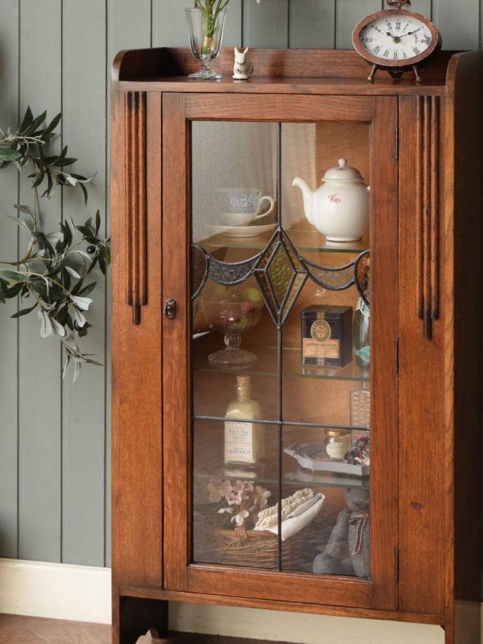 アンティークのステンドグラスの扉