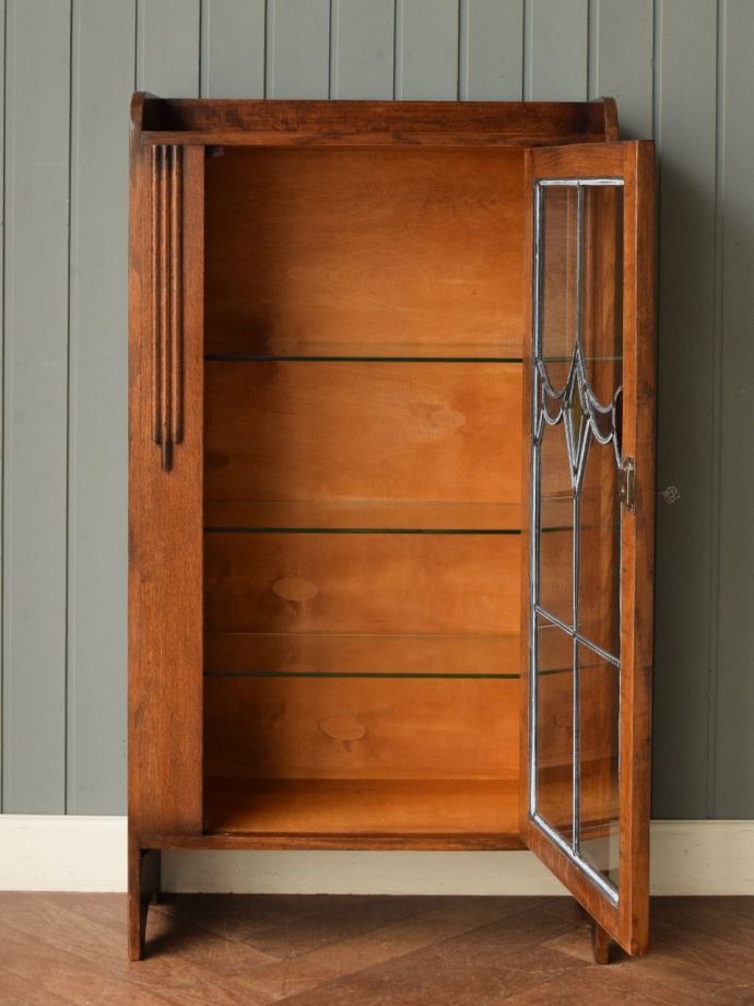 キャビネットの扉の中