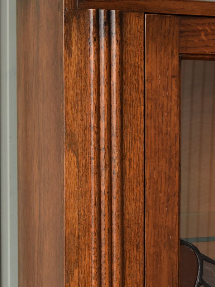 英国アンティーク家具らしい装飾