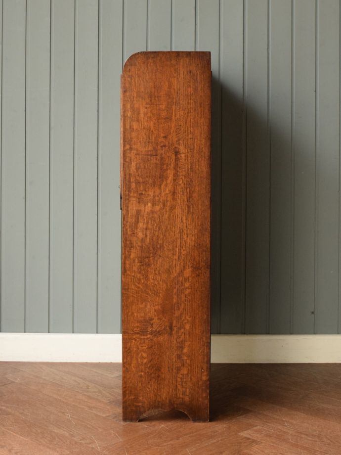 アンティークキャビネットの側面