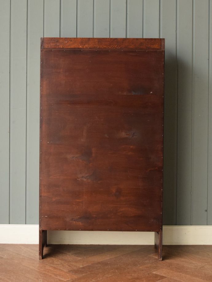 キャビネットの後ろ姿