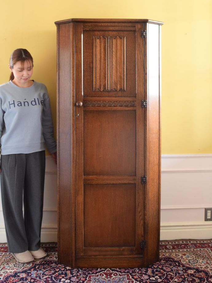 英国アンティークのワードローブ