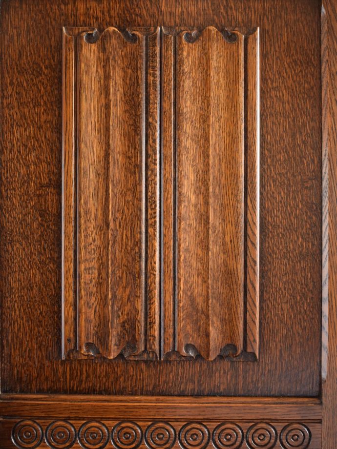 英国アンティーク家具らしい装飾