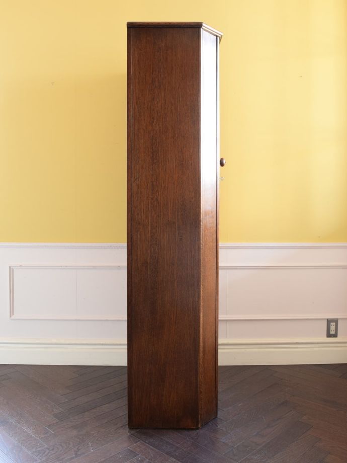 ワードローブの側面