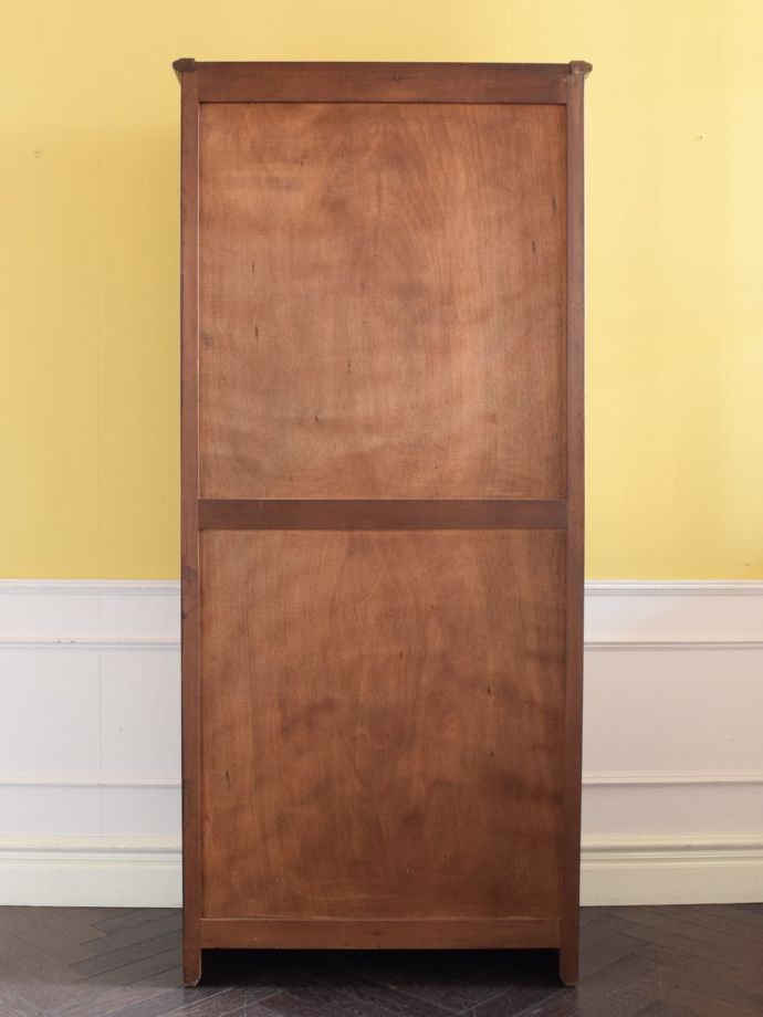 ワードローブの後ろ姿