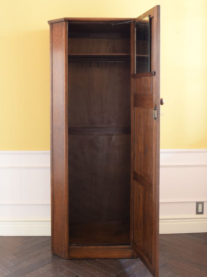 ワードローブの扉の中