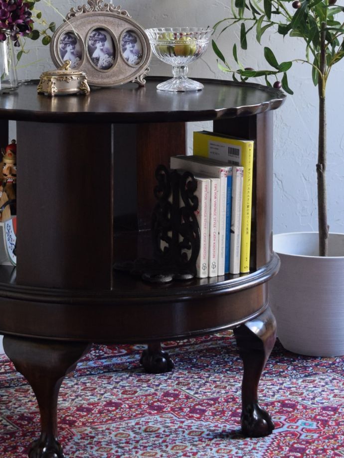 アンティーク家具らしい美しい細工