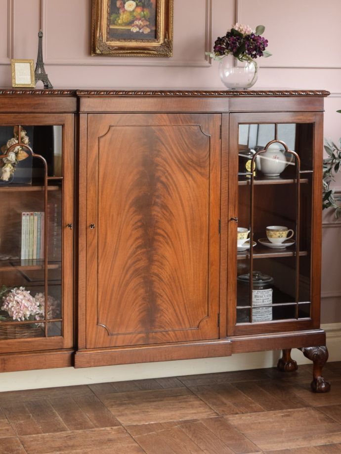 アンティーク家具らしさが漂うキャビネット