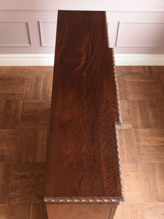 アンティークのキャビネットの天板