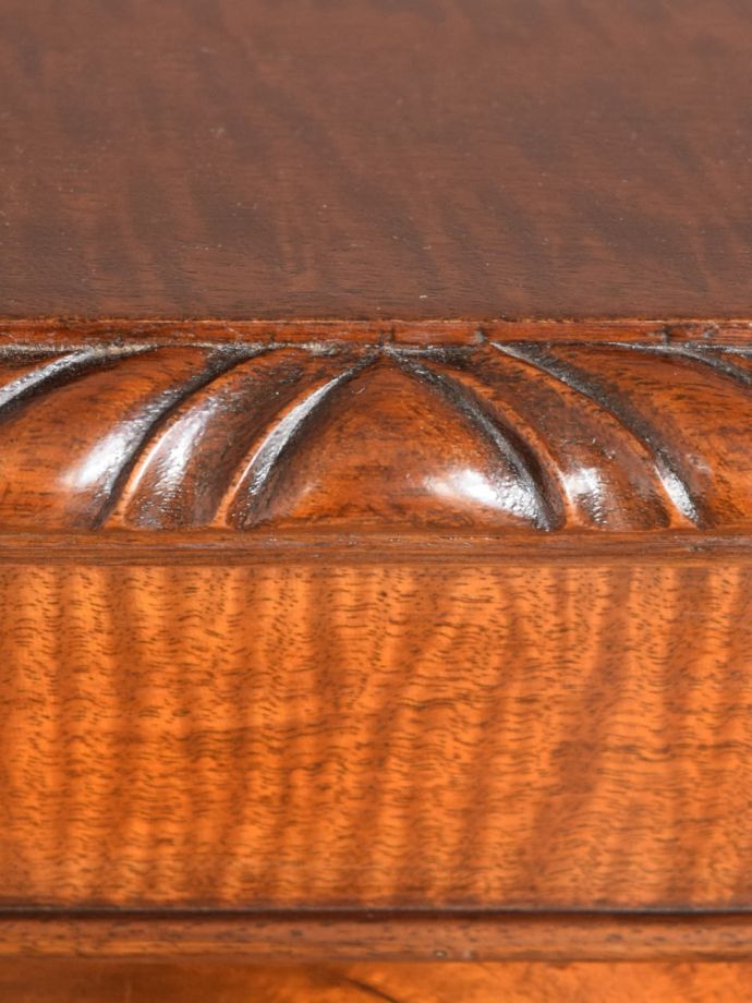 英国アンティーク家具らしい装飾