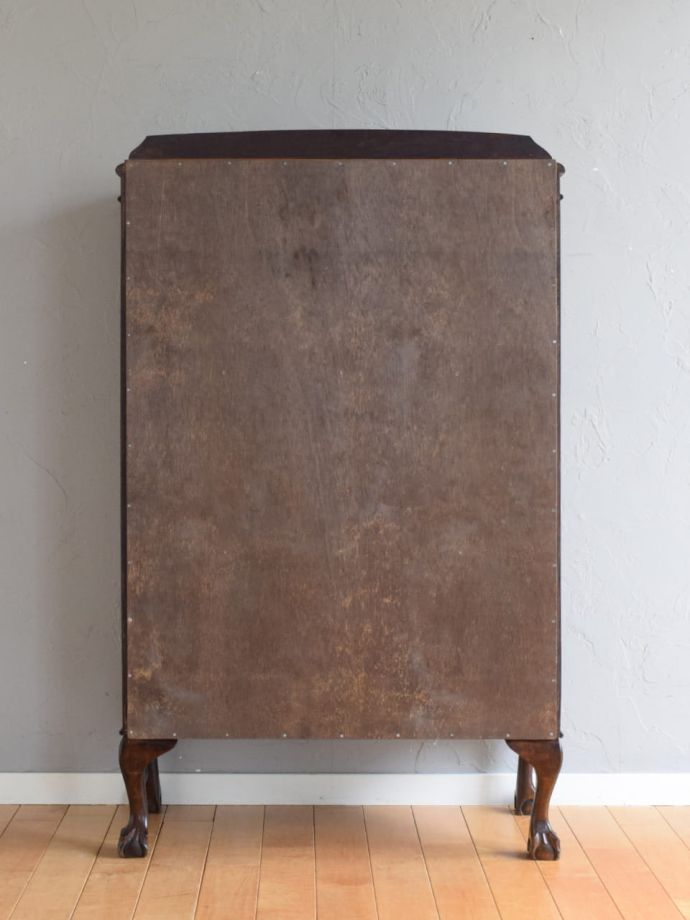 キャビネットの後ろ姿