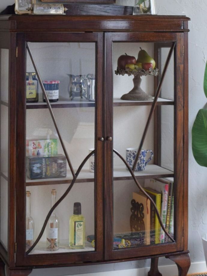 ガラス扉のおしゃれなキャビネット