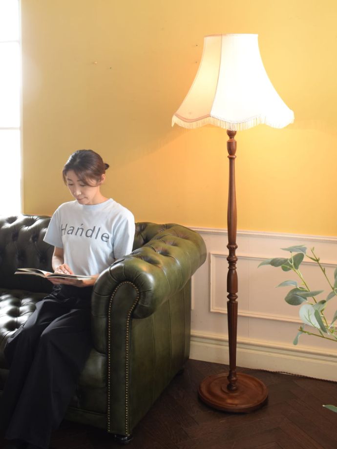 フロアランプの優しい灯り