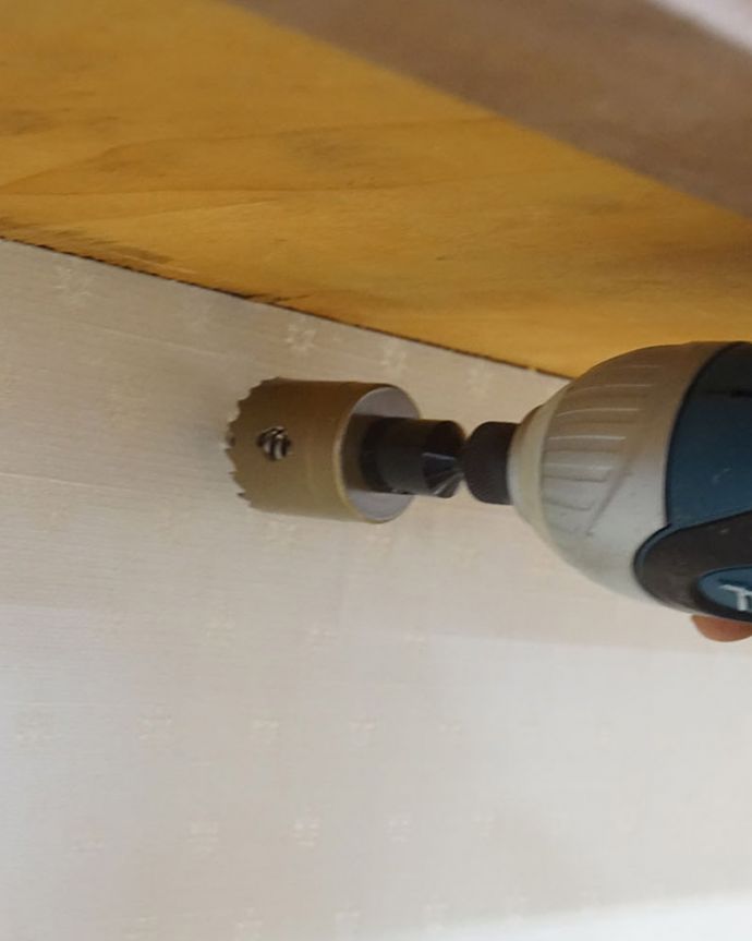 Handleのオリジナルサービス　家具の穴あけ加工( コード用 )。職人がひとつひとつ手作業で加工しています。(ME-05)