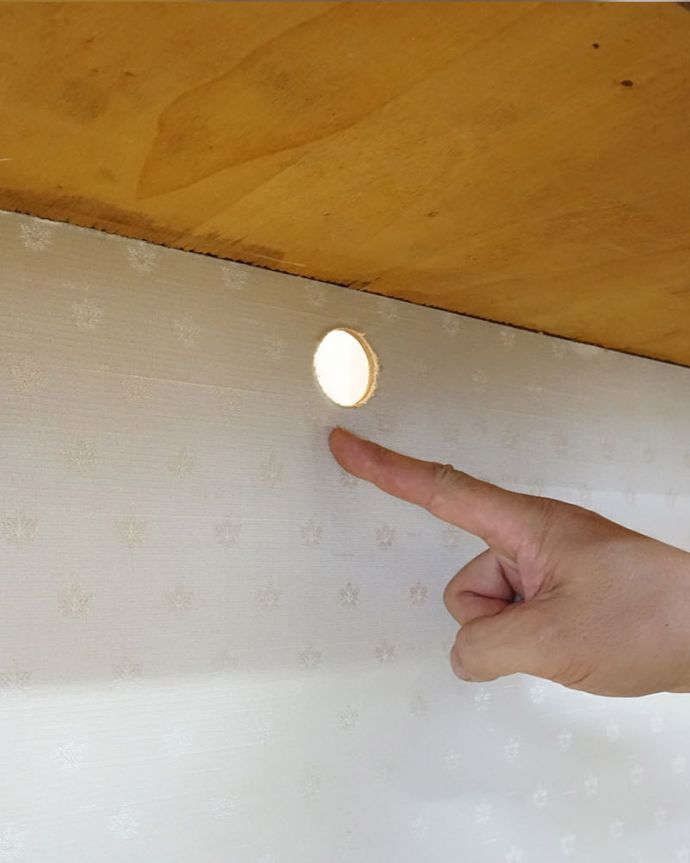 Handleのオリジナルサービス　家具の穴あけ加工( コード用 )。直径3cmほどで加工しています。(ME-05)