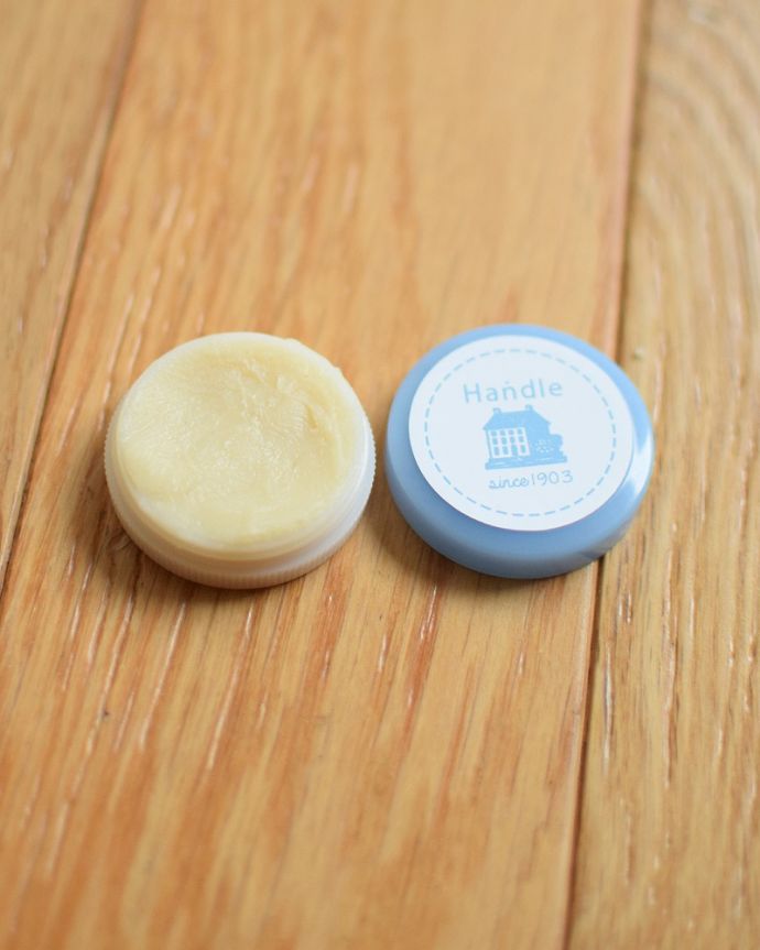 ワックス Handleのオリジナルサービス Handleの家具のお手入れワックスセット。中はこんな感じです蜜蝋ワックスなので、夏の暑い日は溶けることがあります。(ME-07)