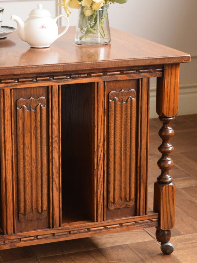 英国のアンティーク家具らしいデザイン