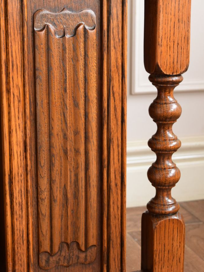 英国アンティーク家具らしい彫