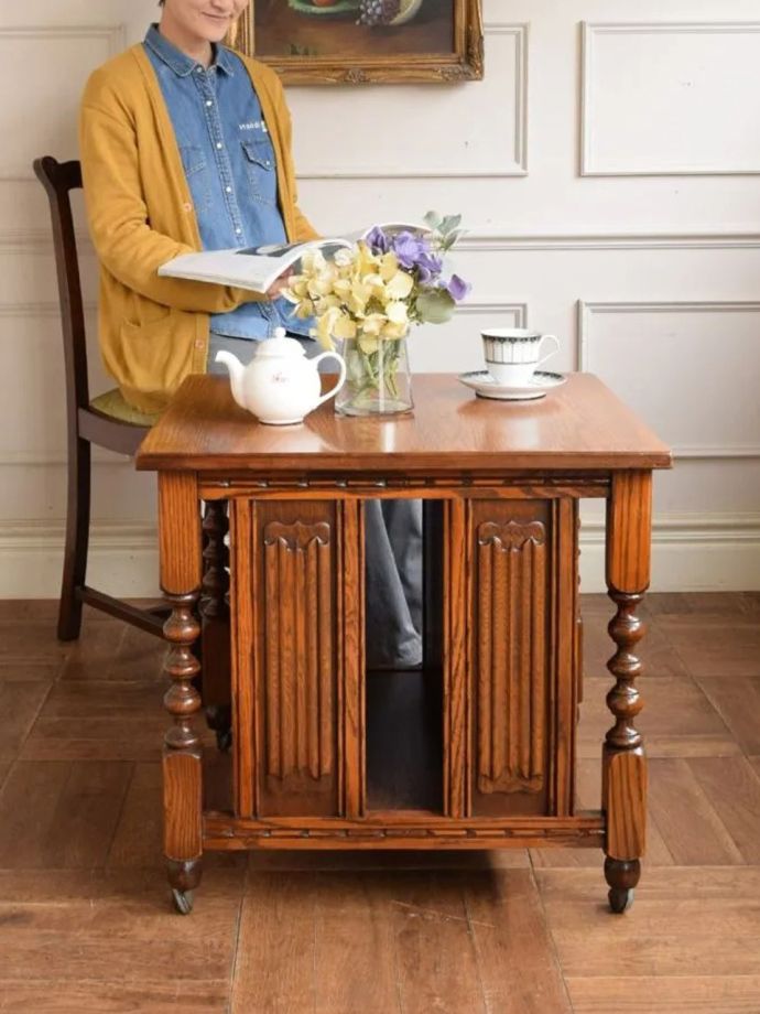 アンティークのコーヒーテーブル