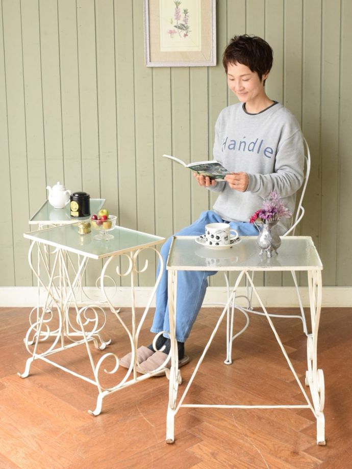 アンティークのネストテーブル