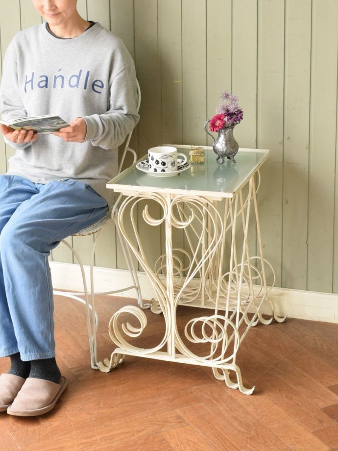 おしゃれなアンティークのネストテーブル