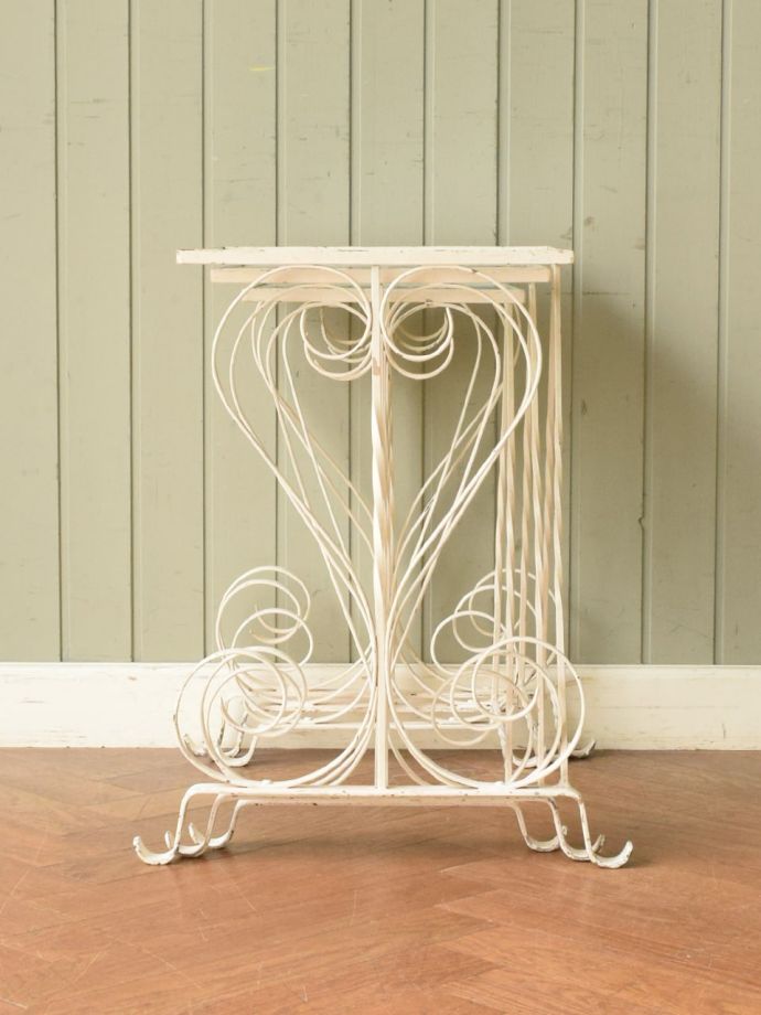 ネストテーブルの横顔