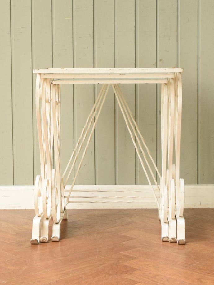 アンティークのネストテーブル