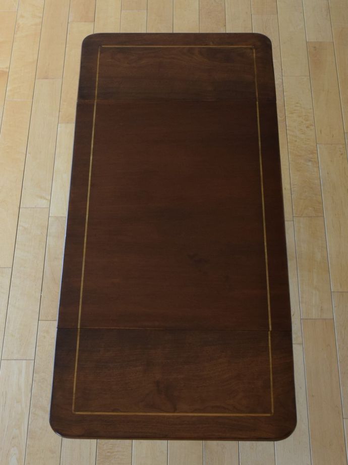 天板を広げた折り畳みテーブル