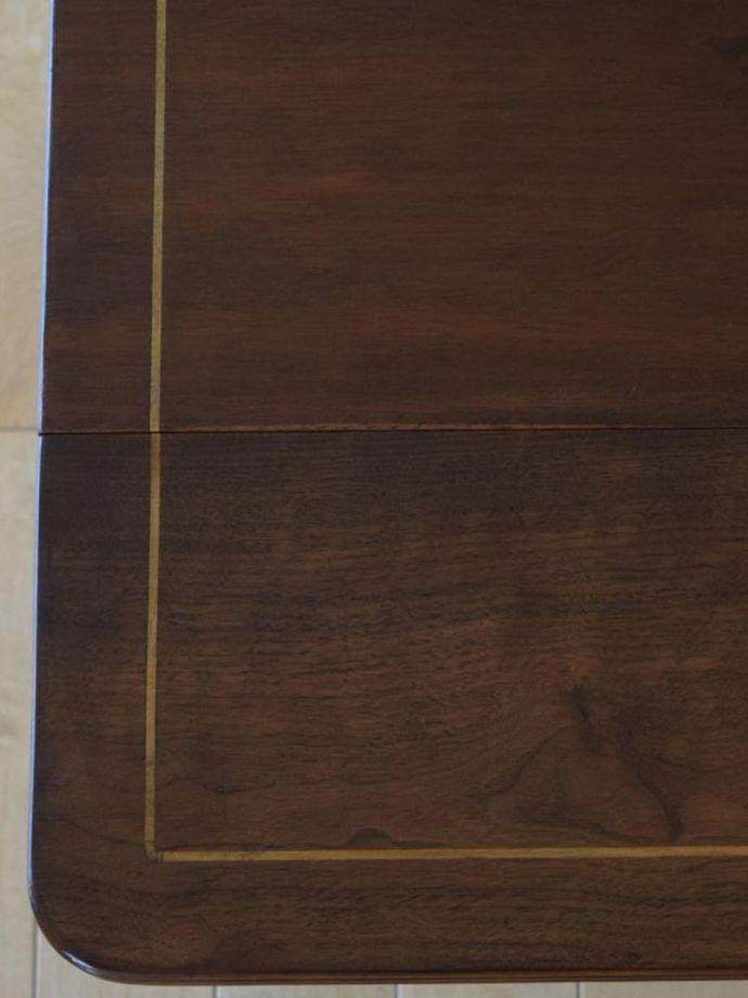 アンティークテーブルらしい木目