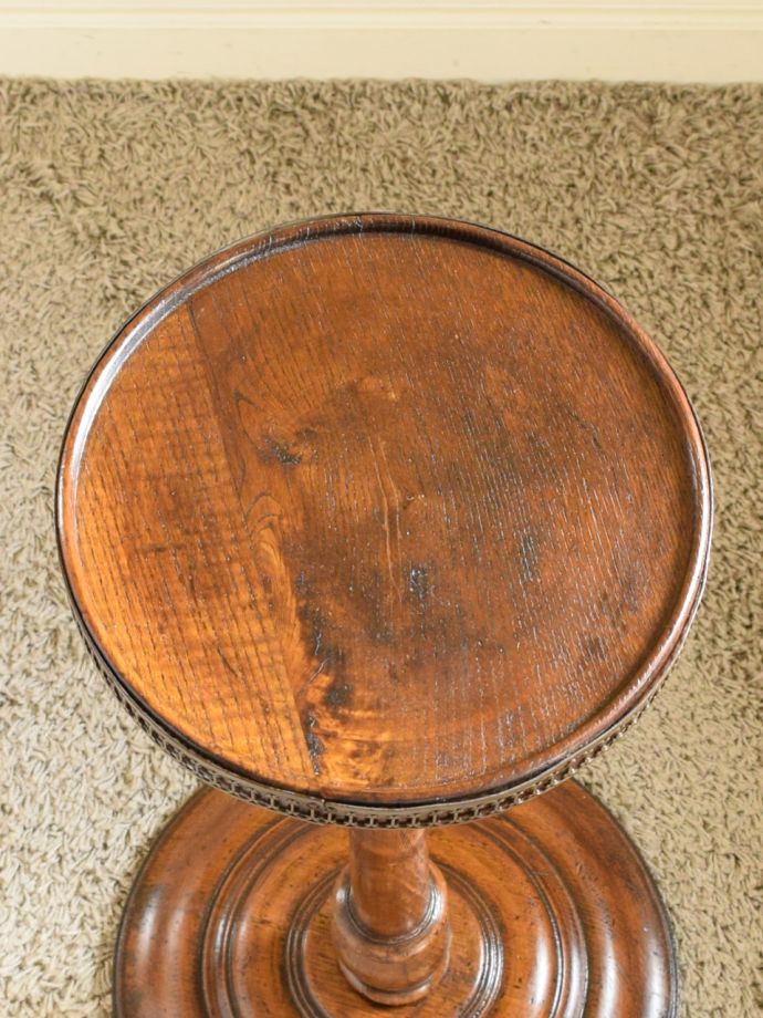 アンティークのサイドテーブルの天板