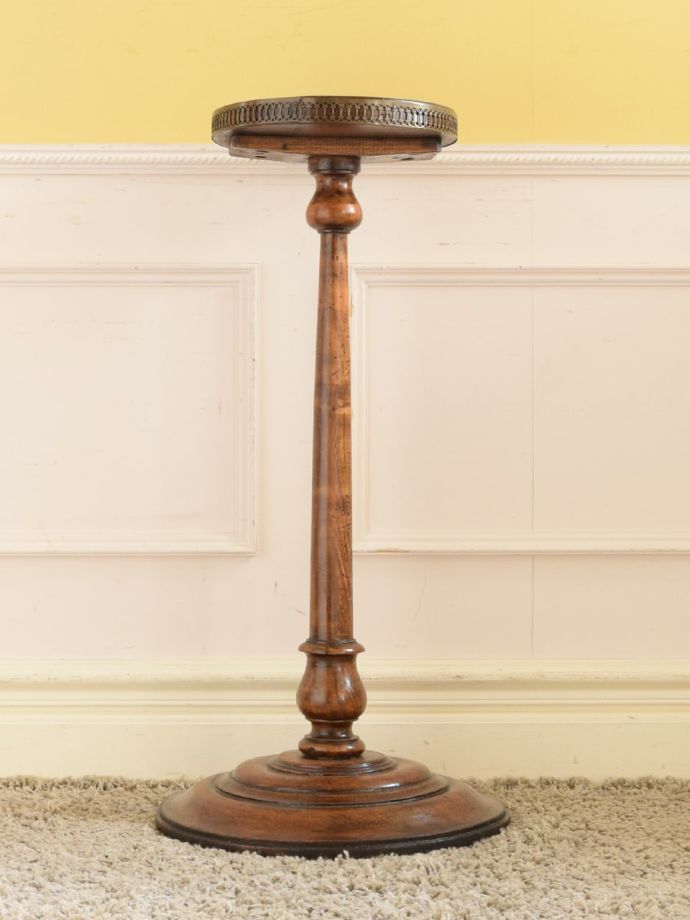 どこから見てもキレイなサイドテーブル