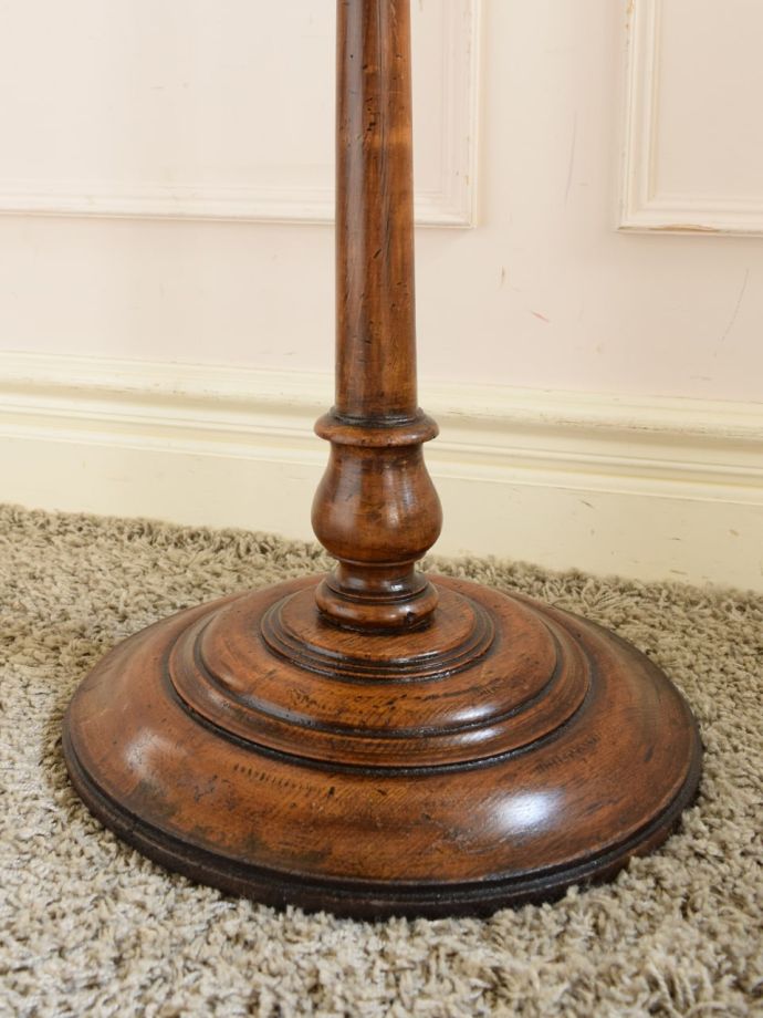 アンティークテーブルの脚