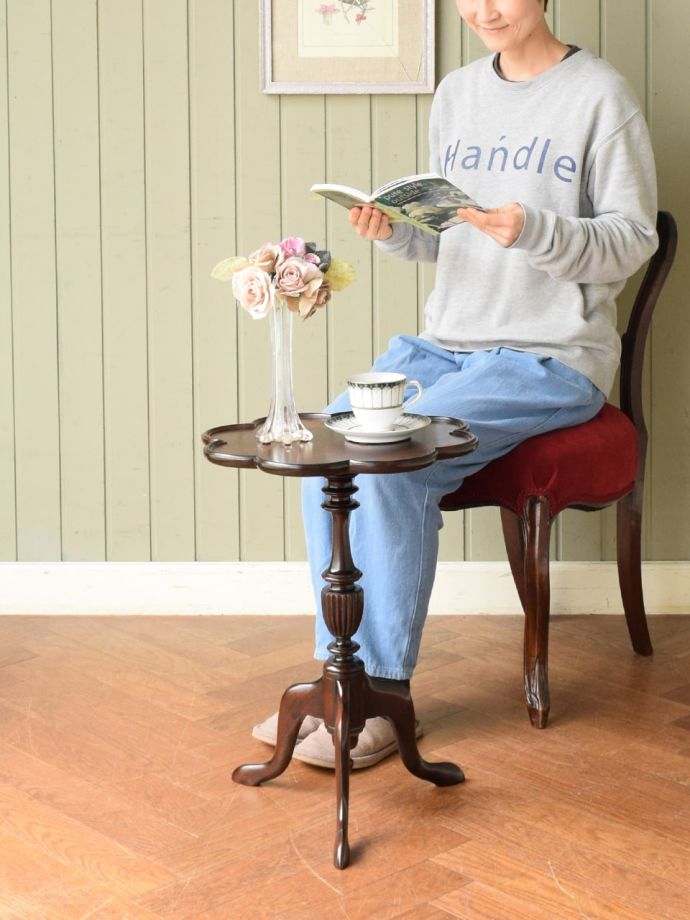 アンティークのワインテーブル