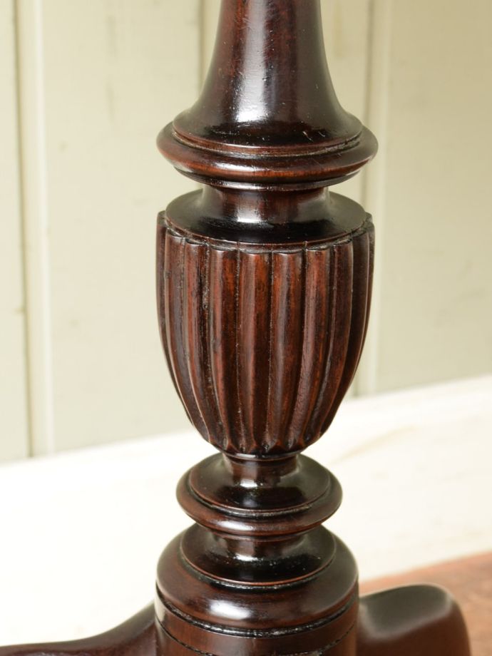 英国アンティーク家具らしい装飾