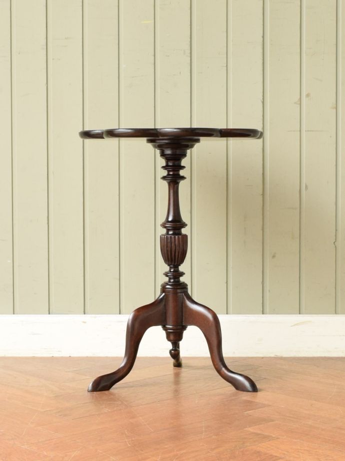 アンティークコーヒーテーブルの側面