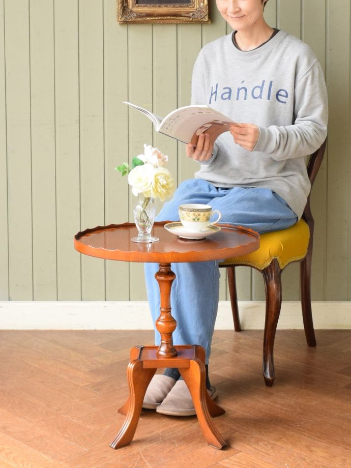 アンティークのワインテーブル